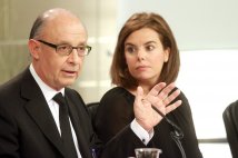 El Ministro Montoro, junto a la Vicepresidenta del Gobierno, durante la comparecencia en la que dio cuenta de los contenidos del Proyecto de Le